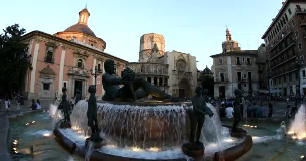 Čas zanikla turistické návštěvě Plaze de Virgin na starém náměstí v Valencii — Stock video