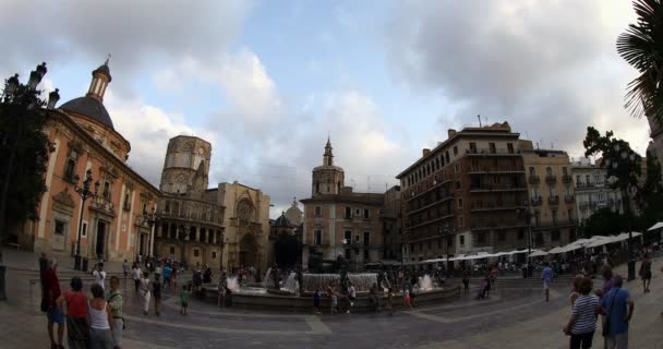 Турист, посещающий площадь Девы Марии на старой площади в Валенсии — стоковое видео