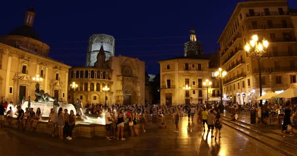 Tourist visiting Plaze de Virgin  at old square in Valencia — Stock Video