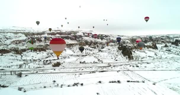 Balões aéreos de ar quente 4K voando inverno temporada 8 — Vídeo de Stock
