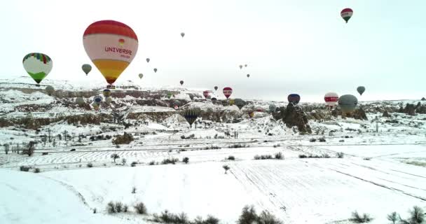 Balões aéreos de ar quente 4K voando inverno temporada 4 — Vídeo de Stock
