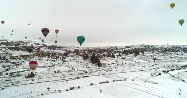 Globos de aire caliente 4K que vuelan la temporada de invierno 1 — Vídeo de stock