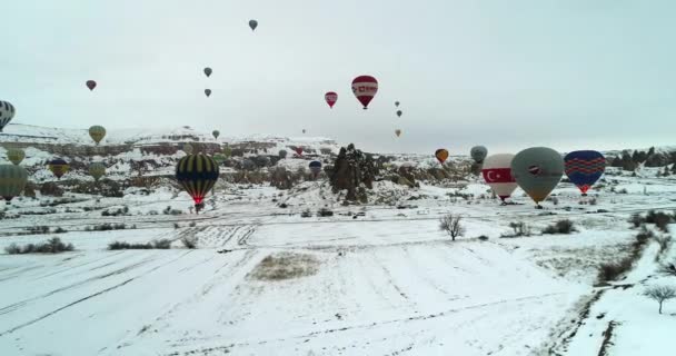 4K timelapse aéreo globos de aire caliente que vuelan temporada de invierno 15 — Vídeo de stock