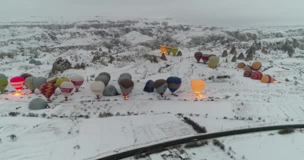 4k Luftheißluftballons bereiten sich auf den Flug 13 vor — Stockvideo