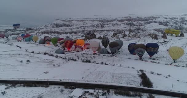 4k Luftheißluftballons bereiten sich auf den Flug vor 10 — Stockvideo
