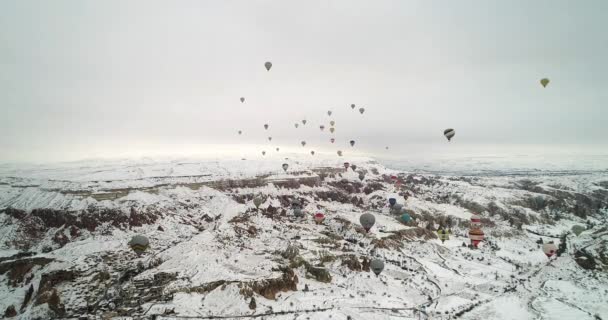 4k Heißluftballons fliegen Wintersaison 13 — Stockvideo