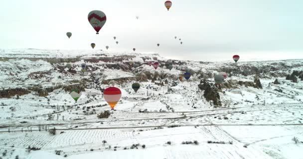 4k Heißluftballons fliegen Wintersaison 10 — Stockvideo