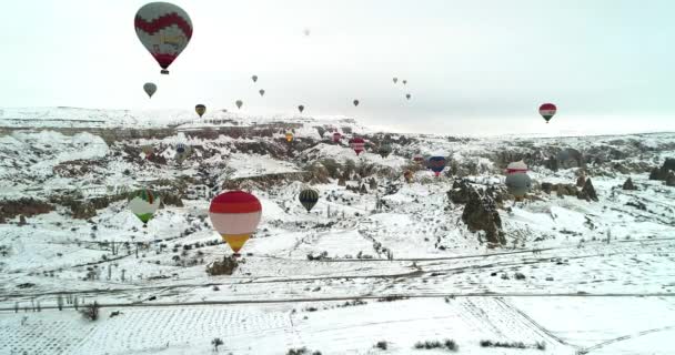 4 k hava sıcak hava balonu uçan kış sezon 9 — Stok video