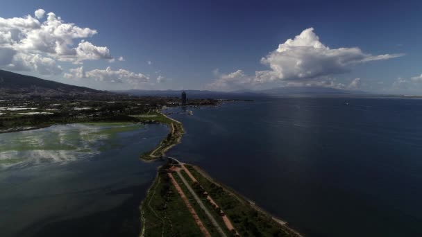 Vista aérea de hermoso paisaje con laguna — Vídeos de Stock