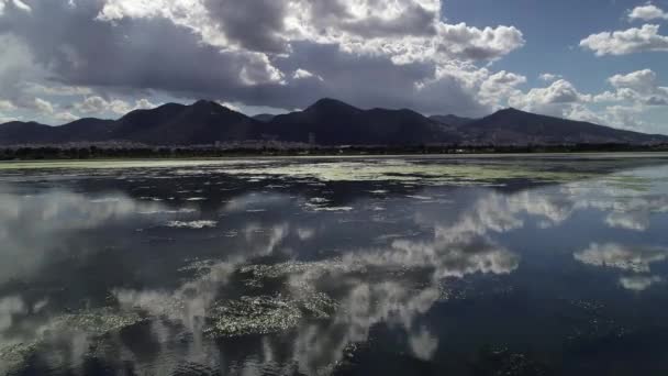 Εναέρια θέα του όμορφου τοπίου με τη λιμνοθάλασσα — Αρχείο Βίντεο