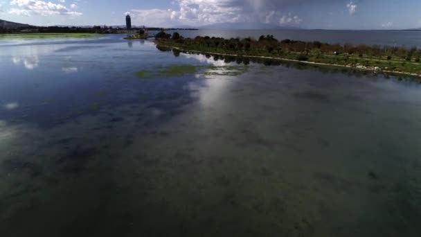 Vista aérea da bela paisagem com lagoa — Vídeo de Stock