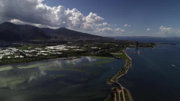 Veduta aerea di un bellissimo paesaggio con laguna — Video Stock