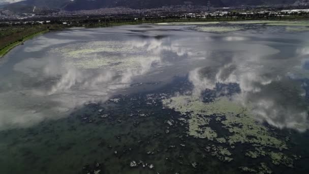 Letecký pohled na krásnou krajinu s lagunou — Stock video