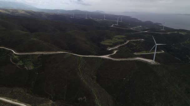 Yeşil tepelerde rüzgar türbininin havadan görünümü — Stok video