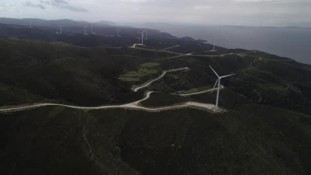 Flygvy över vindkraftverk på gröna kullar — Stockvideo
