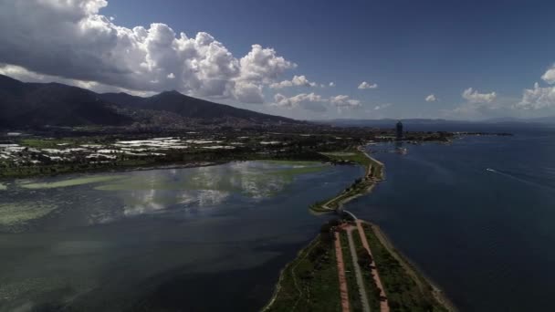 Εναέρια θέα του όμορφου τοπίου με τη λιμνοθάλασσα — Αρχείο Βίντεο