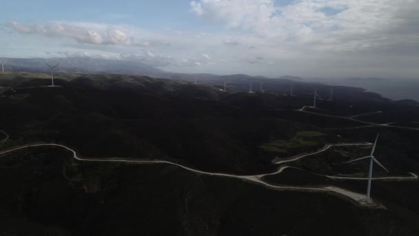 Letecký pohled na větrnou turbínu na zelených kopcích — Stock video