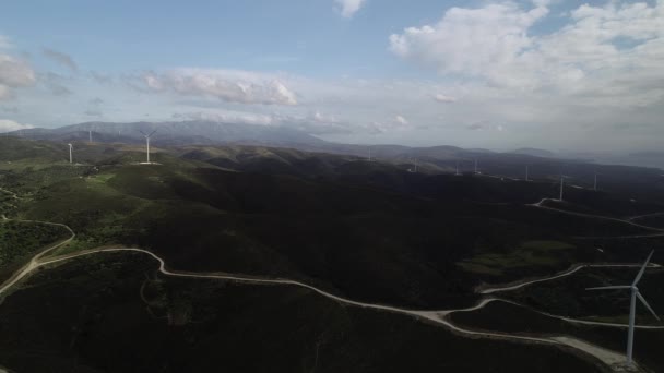 Vue aérienne de l'éolienne sur les collines verdoyantes — Video