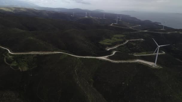 Yeşil tepelerde rüzgar türbininin havadan görünümü — Stok video