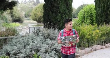 Haritalı çocuk doğada tek başına yürüyor
