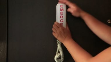 Yardım için 911'i aramayı kadın