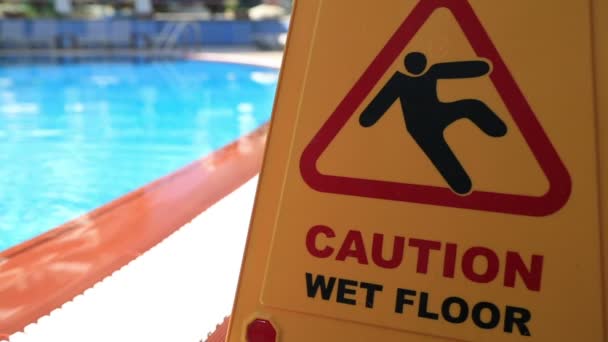 Znak wyświetlone ostrzeżenie o mokrej podłodze ostrożnie — Wideo stockowe