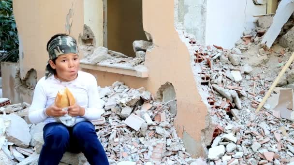 Ορφανά, έλλειψη στέγης παιδί στο πεδίο της μάχης — Αρχείο Βίντεο
