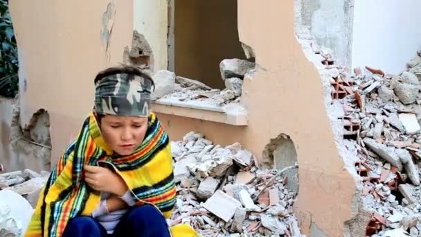 孤儿，无家可归儿童在战场上 — 图库视频影像