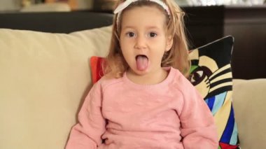 Sevimli küçük kız komik surat