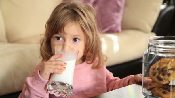 Linda niña bebiendo leche — Vídeo de stock