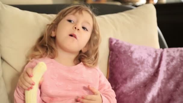 Mignonne petite fille manger de la banane — Video