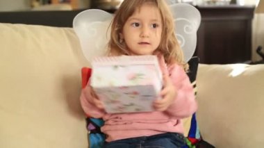 Hediye kutusu ile sevimli küçük kız