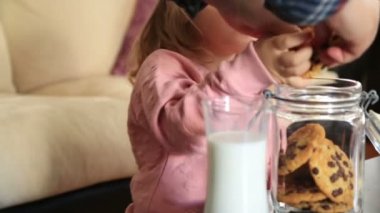 Küçük sevimli kız yemek çerez