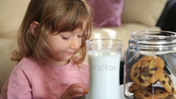 Pequeña linda chica comiendo galleta — Vídeos de Stock