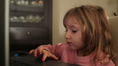 Dizüstü bilgisayar kullanan küçük kız