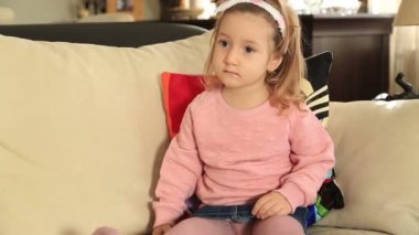 küçük kız televizyon