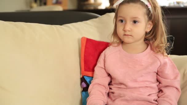 Menina assistindo televisão — Vídeo de Stock