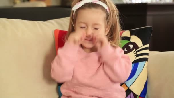 Portret van een schattig klein meisje — Stockvideo
