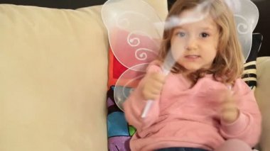 Melek kanadı sevimli küçük bir kız portresi