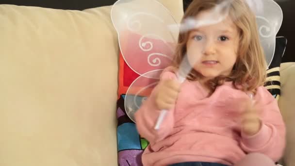 Портрет милої маленької дівчинки з ангельським крилом — стокове відео