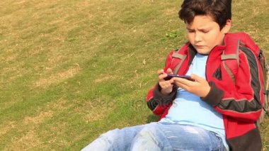 Smartphone kullanarak genç bir çocuk portresi