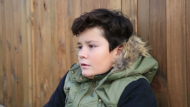 Зимний портрет милого мальчика в теплой одежде — стоковое видео
