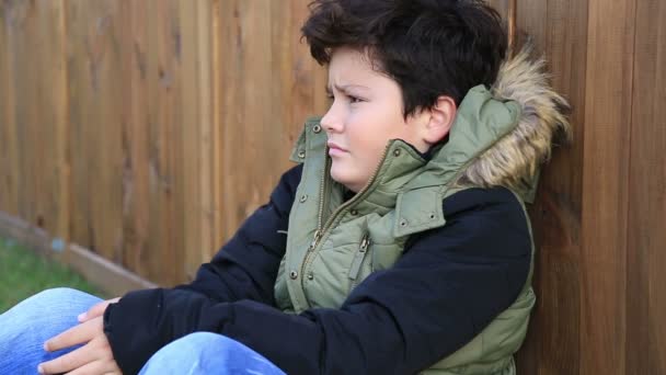冬天的可爱的男孩，在暖和的衣服的肖像 — 图库视频影像