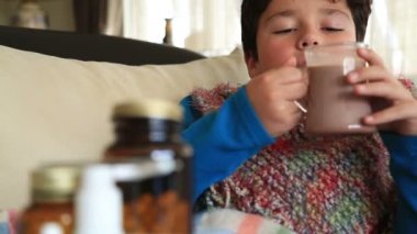 Hasta çocuk bir sıcak kupa Caught soğuk içme