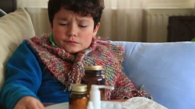 Hasta çocuk grip dokusuna hapşırma