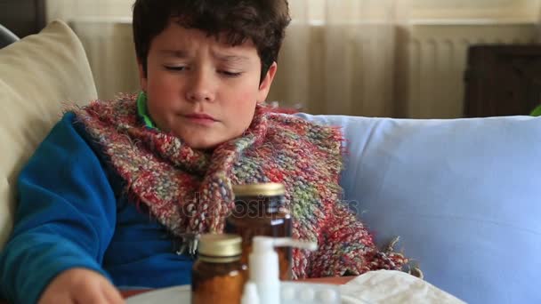Chore dziecko kichanie do tkanki grypy — Wideo stockowe