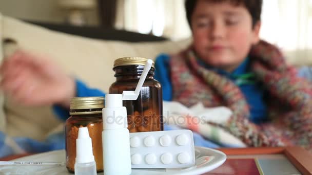 Criança doente a espirrar para o tecido Gripe — Vídeo de Stock