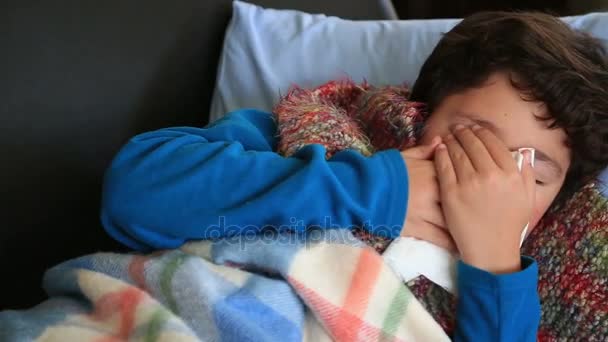 Chory, zmęczony dziecka leżącego i dmuchanie nosa — Wideo stockowe