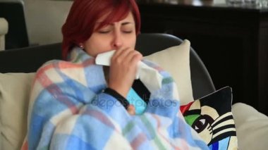 Orta yaş kadın evde oturan grip