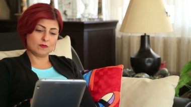 Orta yaşlı kadın dijital tablet kullanma